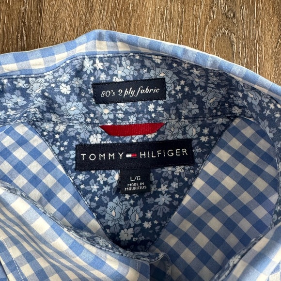 Tommy Hilfiger Button down shirt. Men’s size large. Like new condition! - Picture 4 of 10